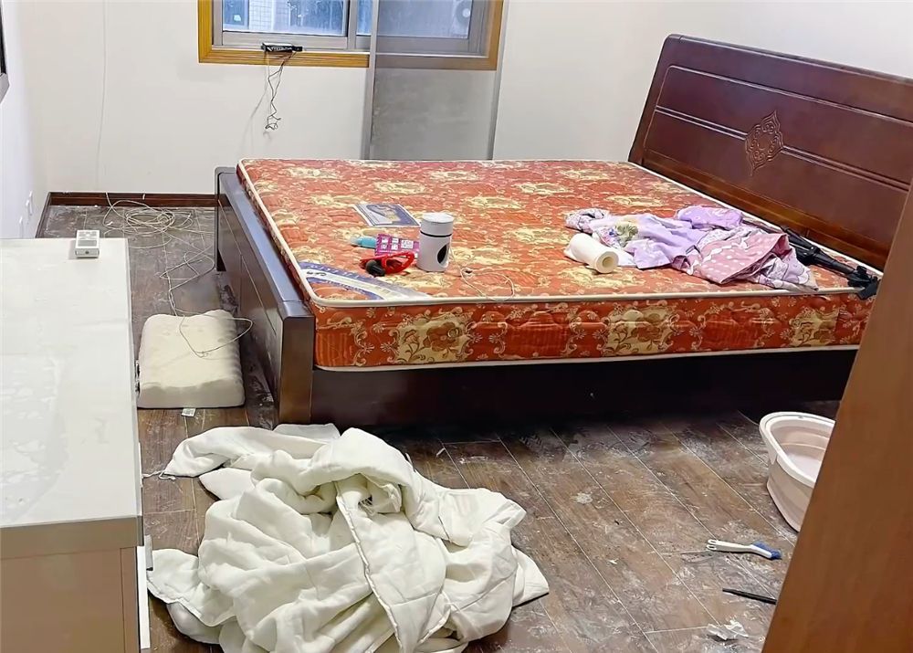 成都姑娘买下脏旧二手房，请保洁师“开荒”打扫，网友：效果绝了