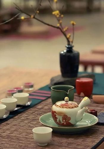 低调做人，高调做事！中考作文参考范文《低调如流，奋进似水》