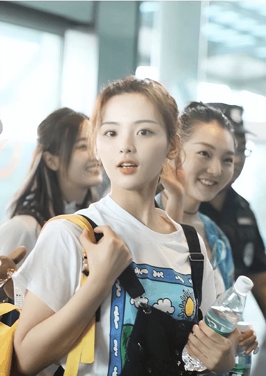 985毕业科班出身，实力不俗被称小邓紫棋，因生病变丑遭外貌羞辱