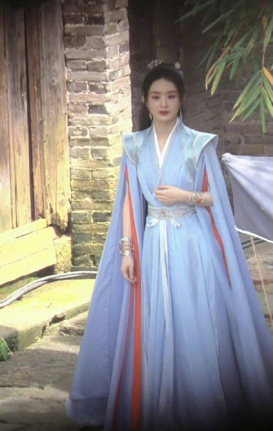 赵丽颖《与凤行》首曝路透照，穿蓝色坎肩古装仙气十足