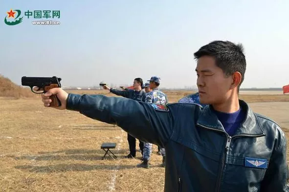 解放军直升机飞行员换了新行头,就差新型大威力防身武器了