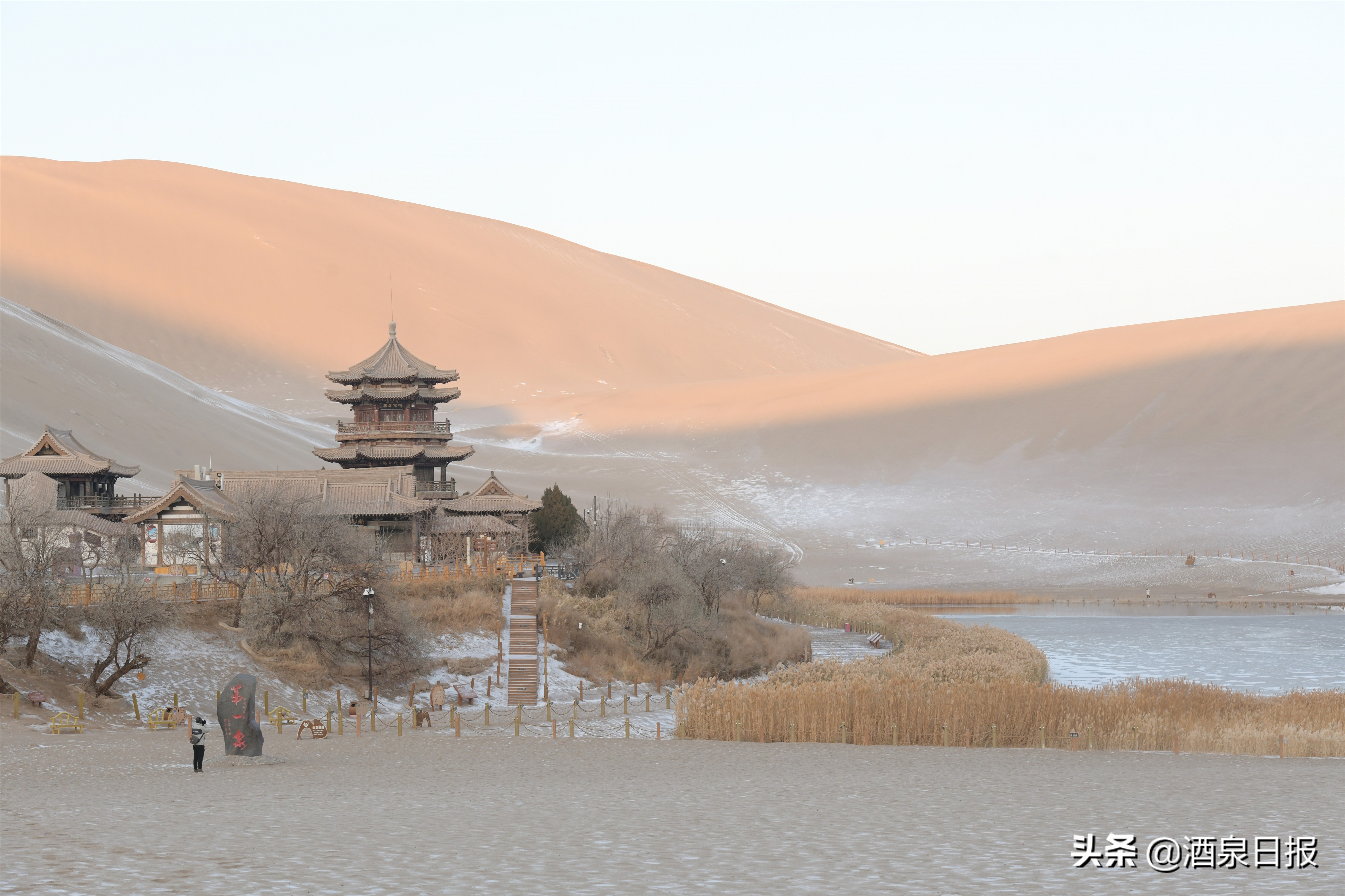 雪落敦煌寂静无声 大漠山泉如诗如画