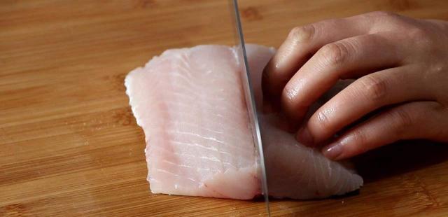 鱼肉是癌症的“发物”吗？医生提醒：应该撤下餐桌的，是这5物
