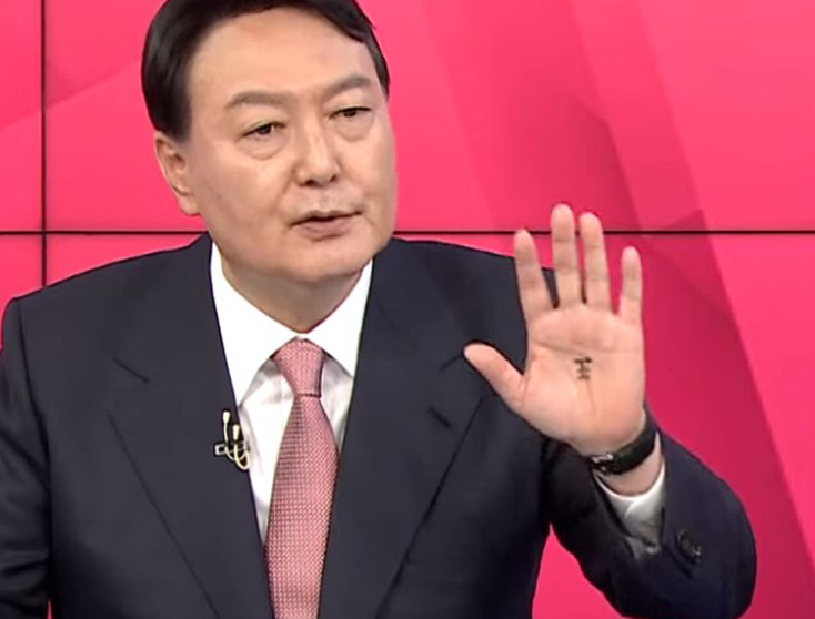 送朴槿惠进监狱、与文在寅反目成仇，那个手心写“王”字的男人成了韩国总统