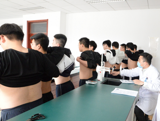 高考体检要“全部脱光”？学生们忐忑不已，医生：你以为我想看？