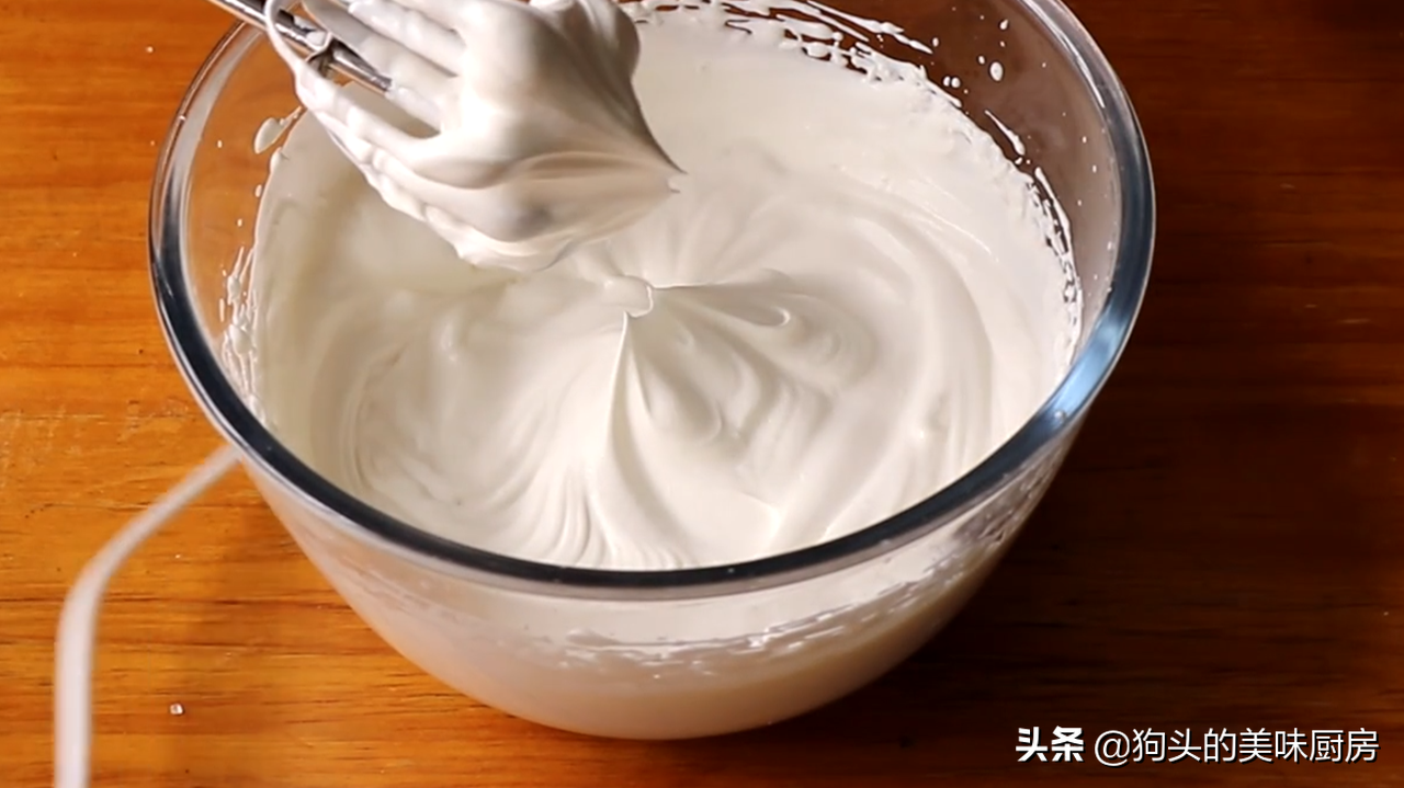 圣诞吃蛋糕，不用烤箱也能做，方法简单，孩子爱不释手，一看就会