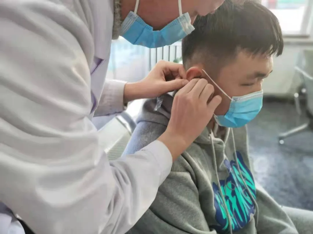 发挥中医药优势｜中医适宜技术耳穴压丸防控儿童青少年近视