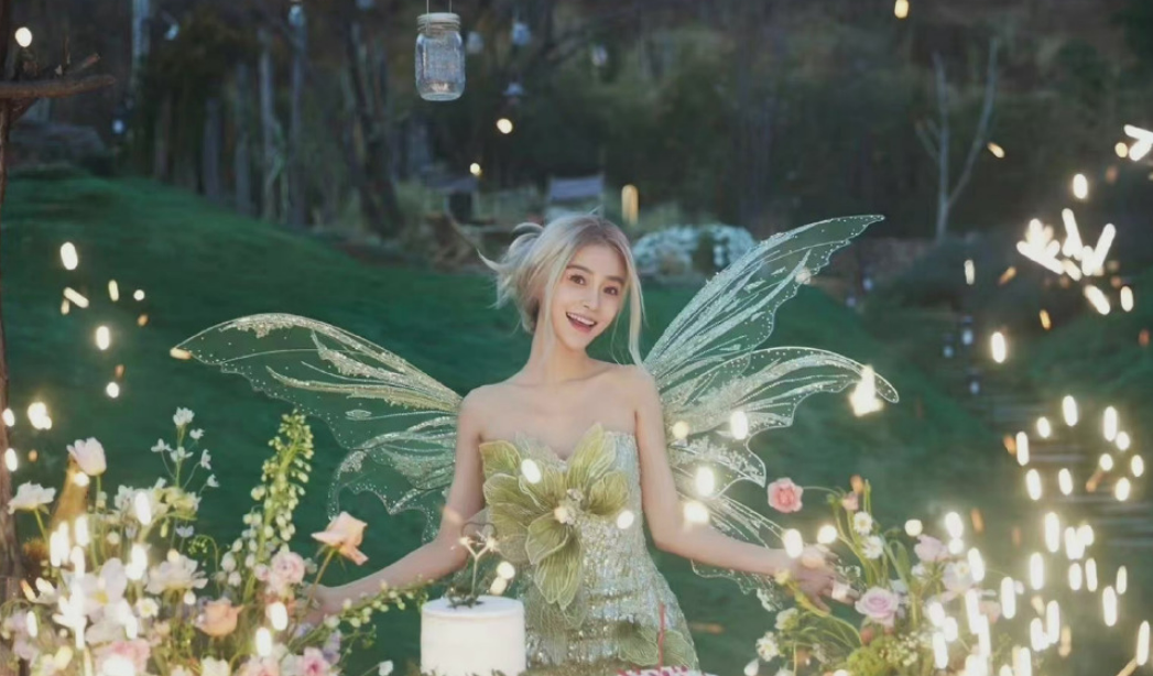 baby穿抹胸裙庆生太惊艳!皮肤白净光脚跪地,身形纤瘦无一丝赘肉