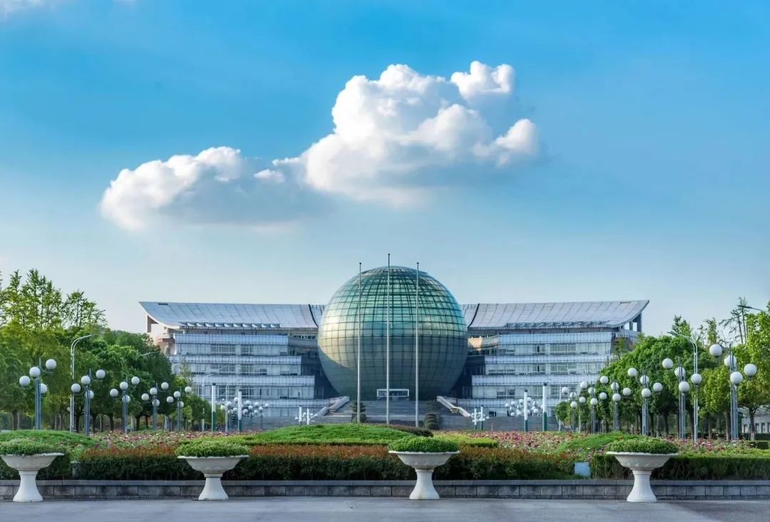 气质突出！江苏女神学霸：高分“跨考”北大，奖学金拿到手软