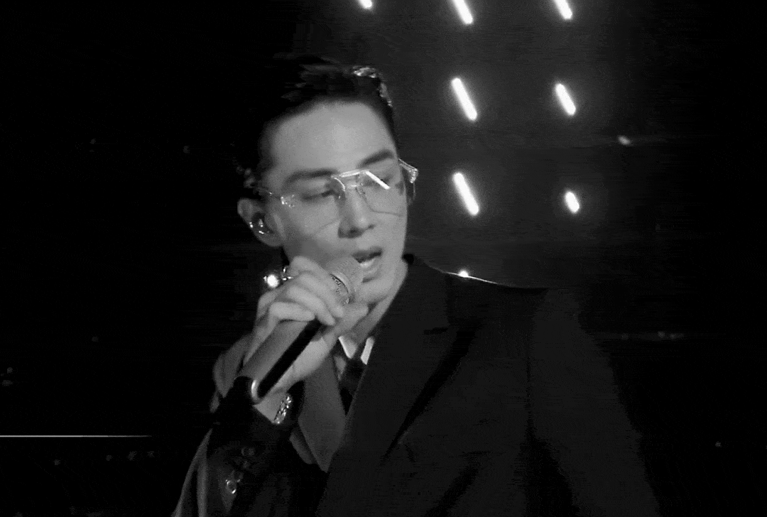 同样是“眼镜造型”，把肖战王一博和吴启华放一起，差距就出来了