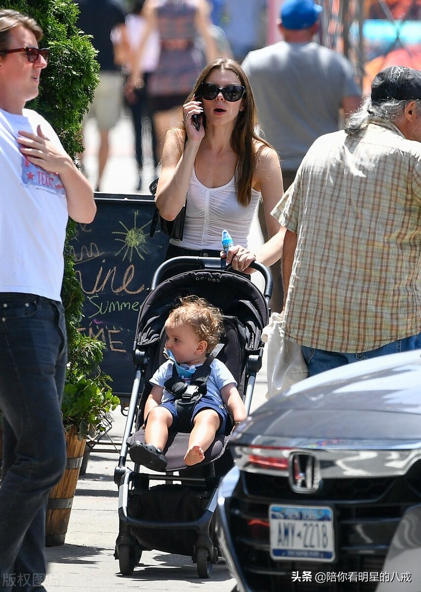 朱莉娅-福克斯 单手推手推婴儿车 一边接电话