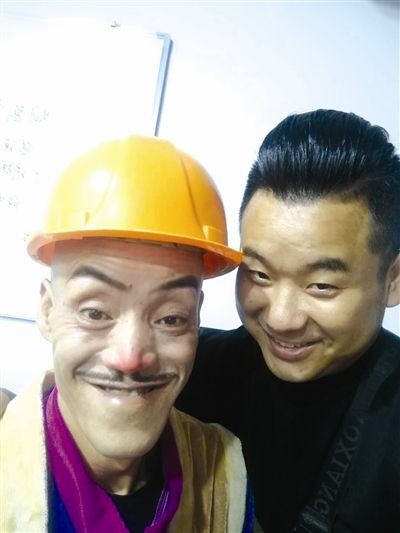 四川一老农因长得像光头强走红，开豪车拥娇妻，现在靠跑摩的为生