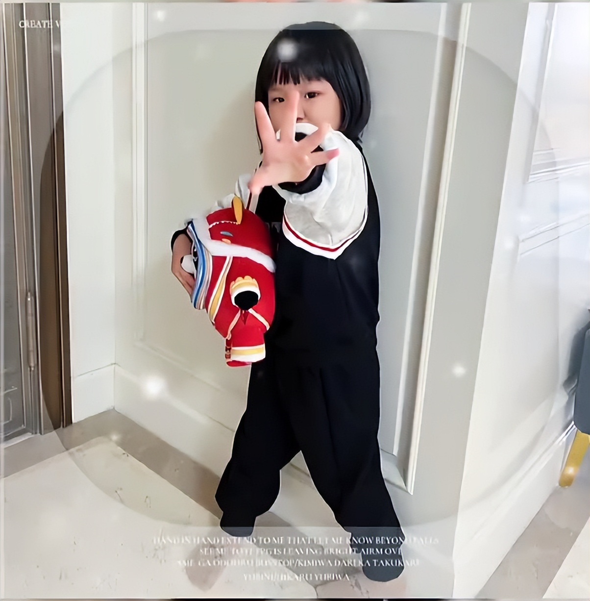 王祖蓝晒俩女儿萌态，天韵和妹妹分享冰墩墩，可爱懂事越长越漂亮