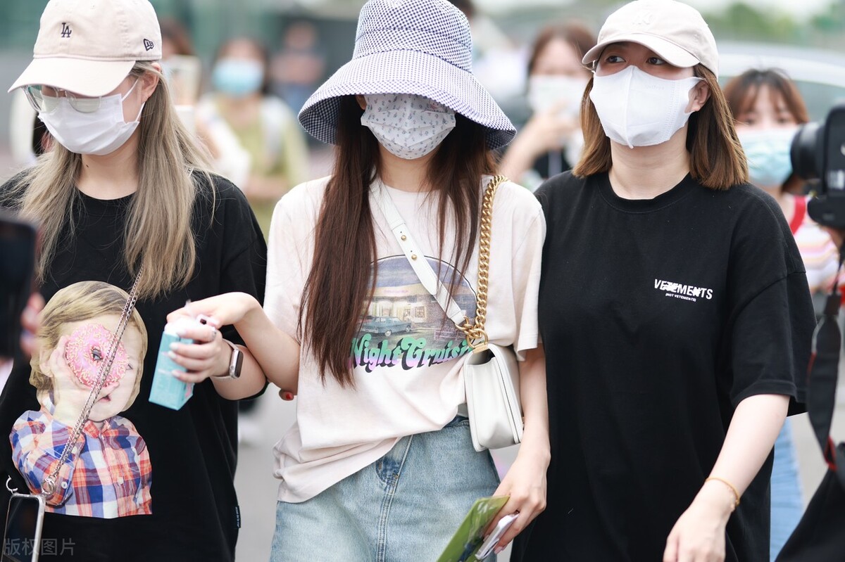 赵露思现身成都机场 明天参加《跑男》录制