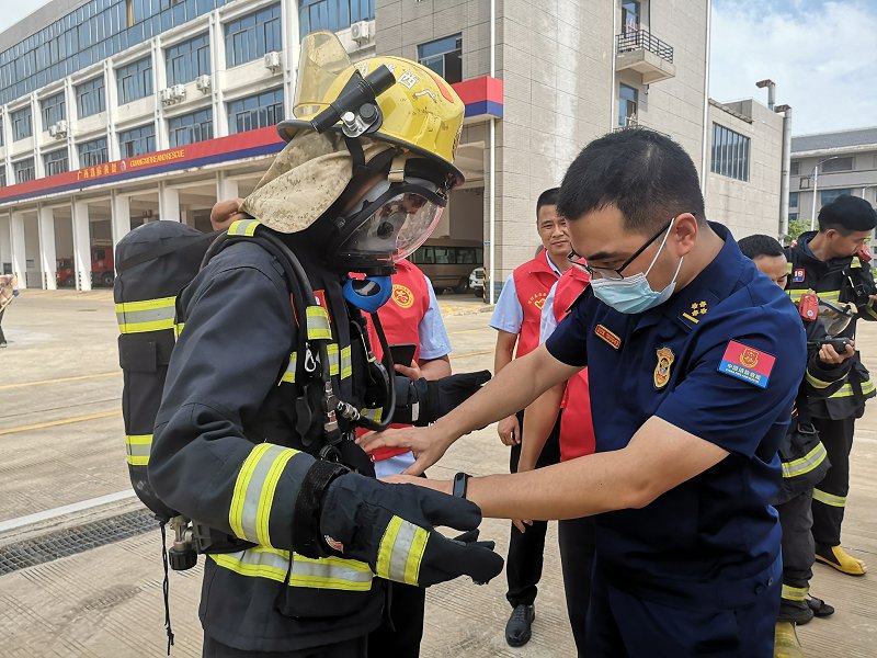 广西防城港：消防志愿者体验“真火真烟”