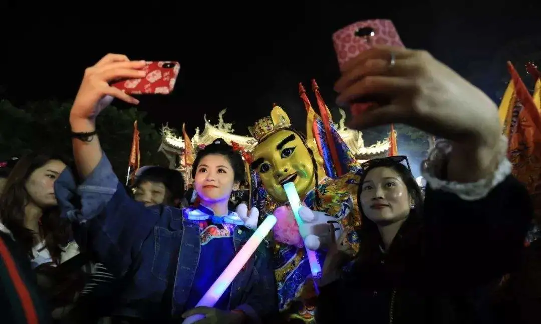 魔幻台湾:在妈祖庙前看钢管舞,在送葬队里看比基尼