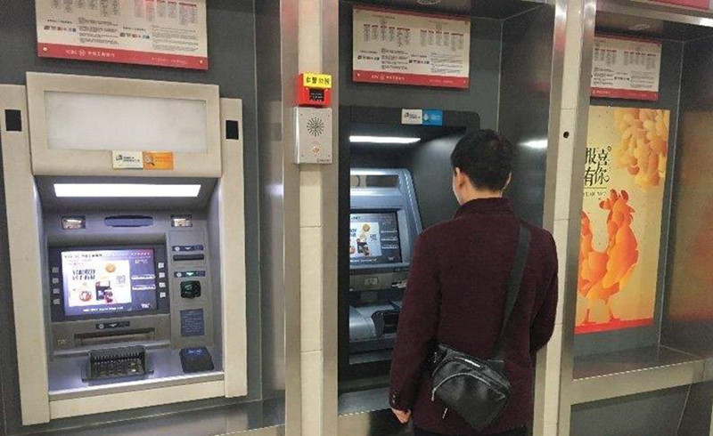 2017年，女子银行账户余额突然多31万，汇款人：没汇错，随便花