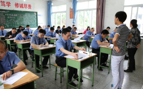 公务员“年龄限制”被打破？实行报考新标准，网友评论一边倒