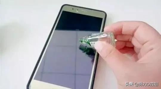 手機屏幕臟了再不要用水擦，教你4招讓你的手機恢復如新