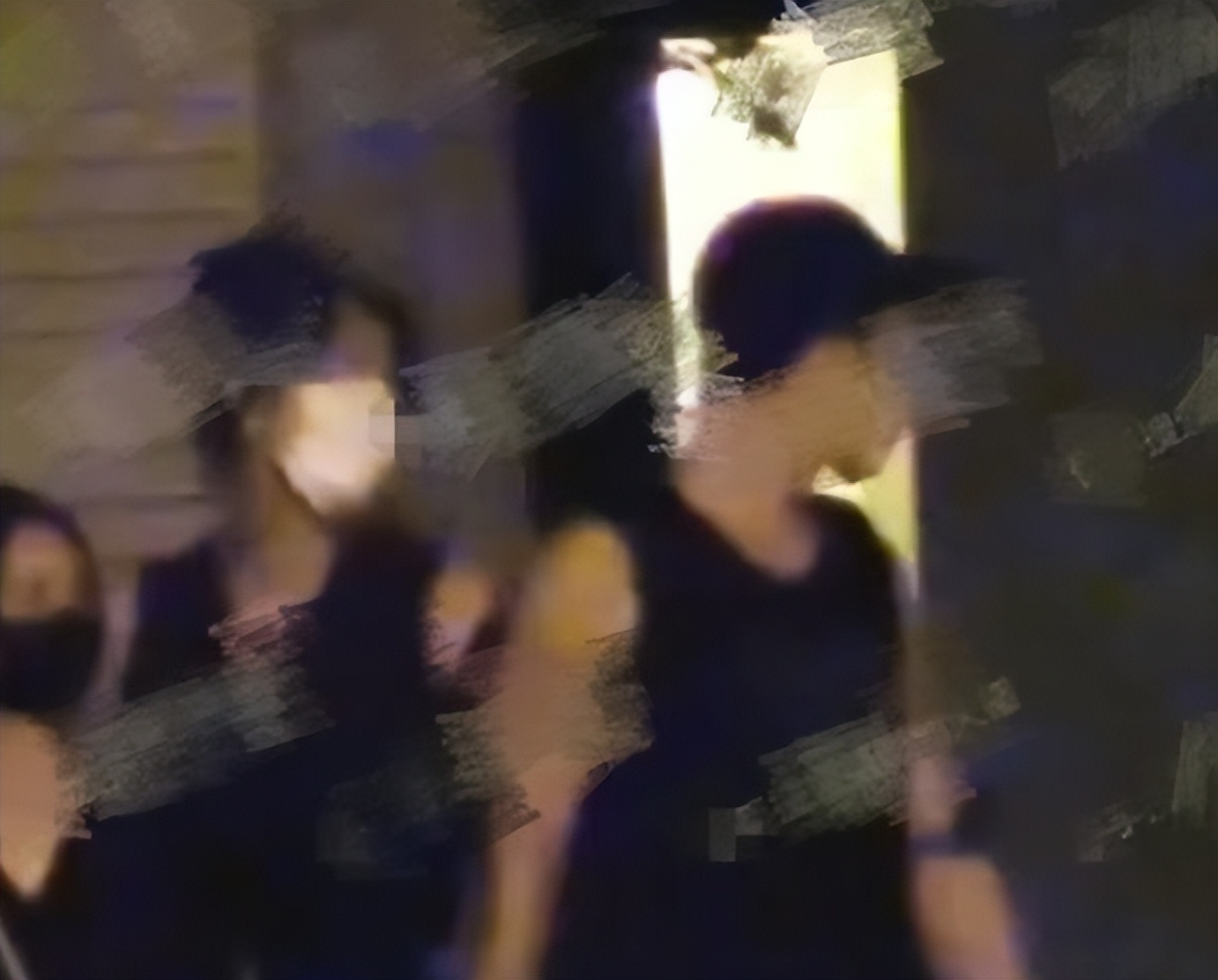 明星感情近况遭曝光，李荣浩杨丞琳幸福同框，井柏然刘雯甜蜜牵手