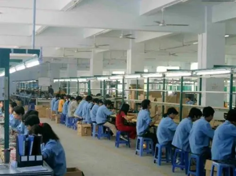 2008年，山东女孩翻墙私奔成瘫痪，小伙照顾14年，四次背她上泰山