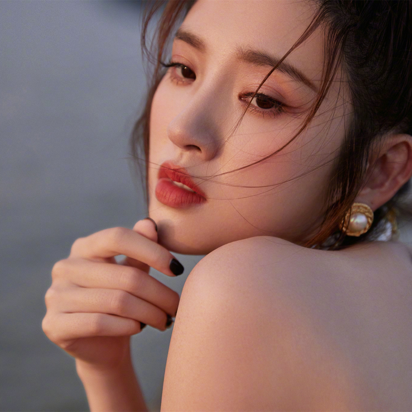 唐艺昕穿黑色连衣裙秀美背