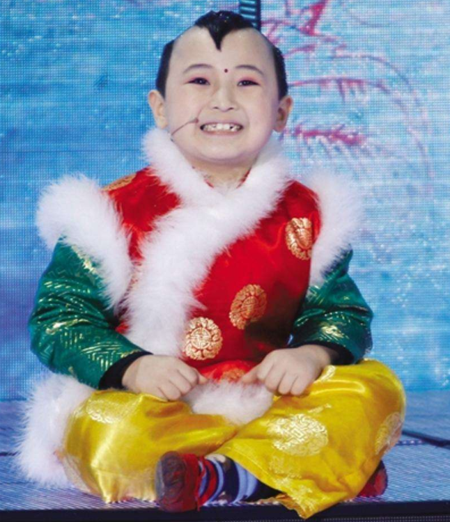 "年画娃娃"邓鸣贺:春晚结束不久确诊绝症,病逝后妹妹继承衣钵