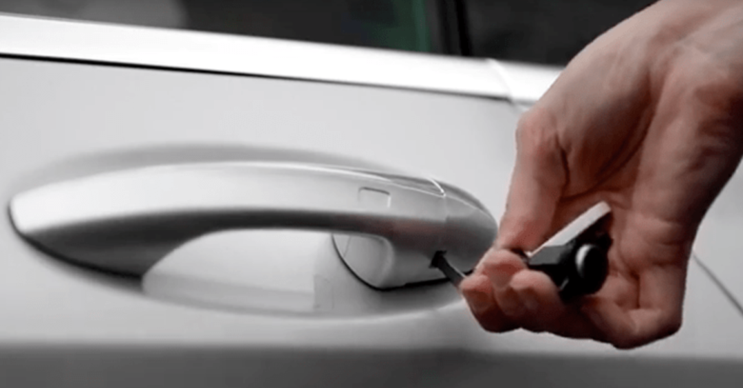 惊呆民警，偷车贼现场演示3秒开车门，比车主自己开门还快