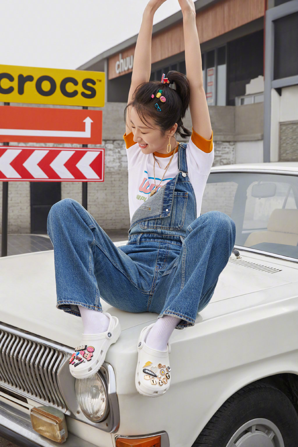 我愿称周雨彤为娱乐圈最喜欢穿洞洞鞋的女星，洞洞鞋穿搭请朝她看