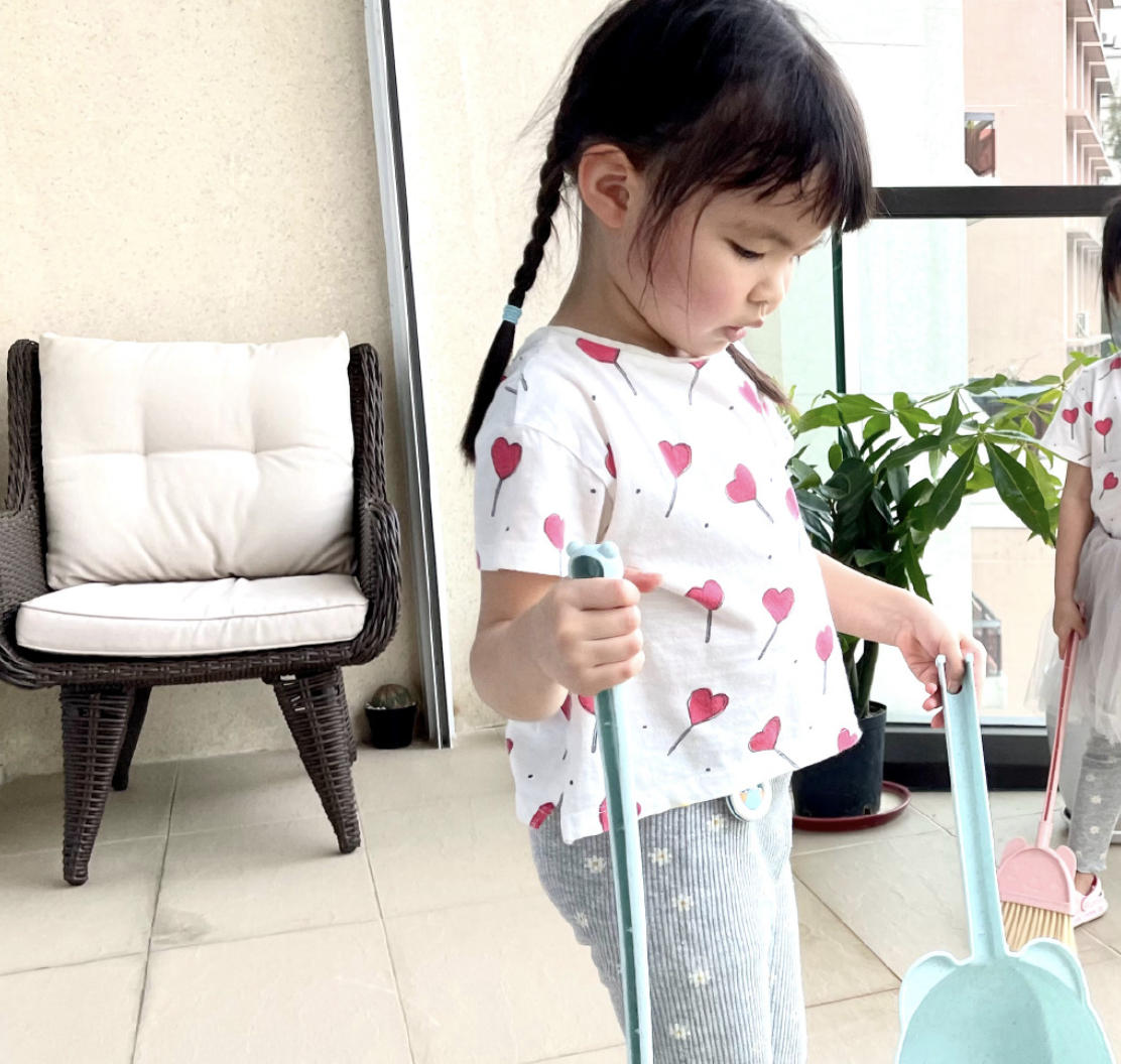 熊黛林晒双胞胎女儿做家务，姐妹俩打扫阳台，被妈妈温柔大赞好乖