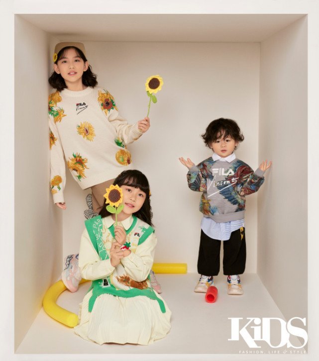 张晋蔡少芬携儿女拍写真，儿子像爸俩女儿像妈，一家五口幸福有爱