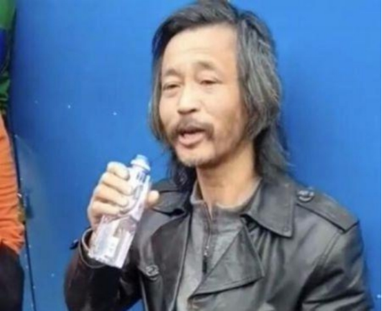 人大毕业的“高考状元”，如今流浪街头引围观，曾在上海创业