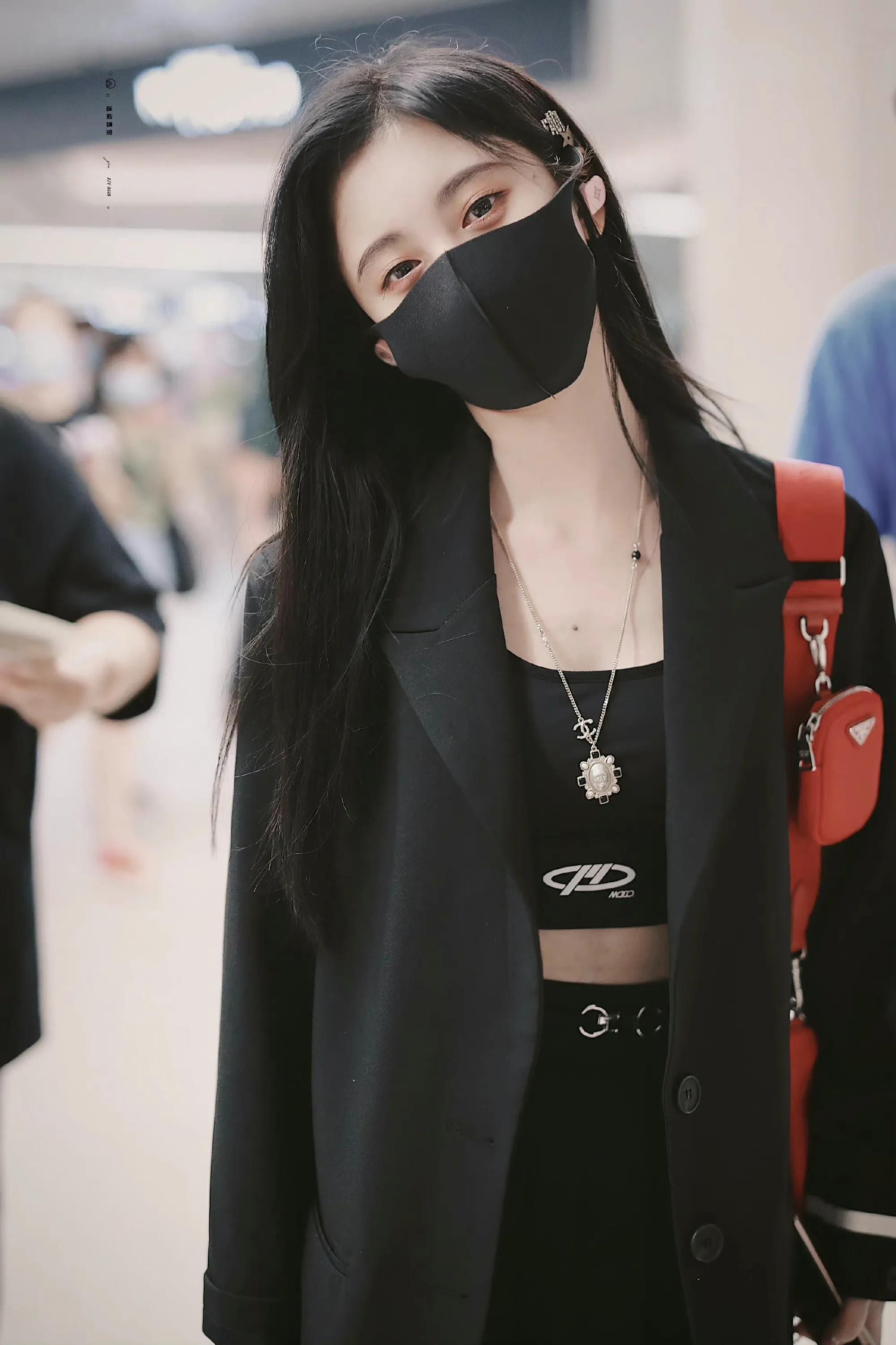 鞠婧祎机场照｜隔着口罩也能看见笑盈盈的脸