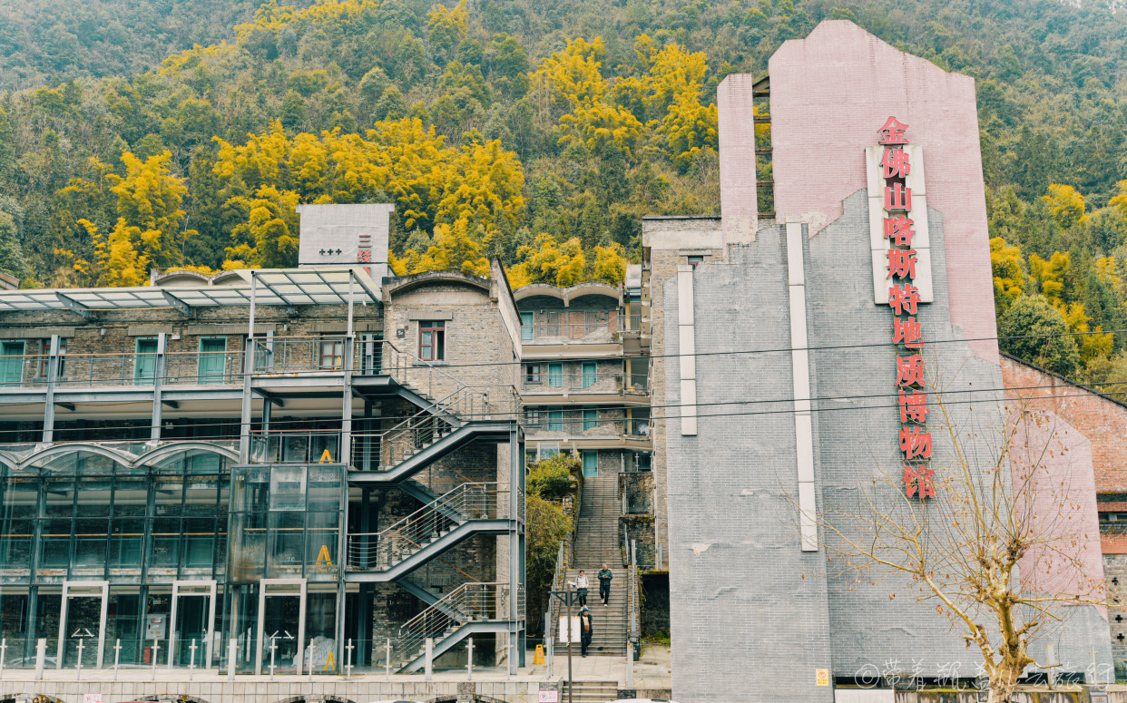 南川金佛山脚下这个小镇,98的温泉门票,灯虎锅盔10元,觉得贵吗