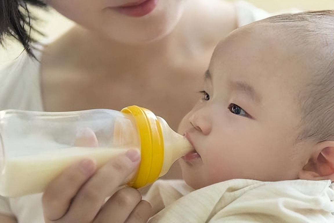 新生儿喂养干货：宝宝吃奶易睡着咋办？冲奶粉的注意事项有哪些？