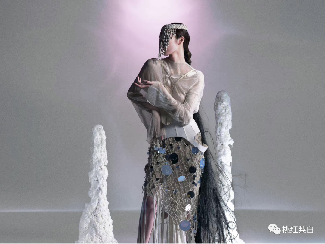 “女妖吉罗巴”？刘雯也被打扮成完全认不出的样子