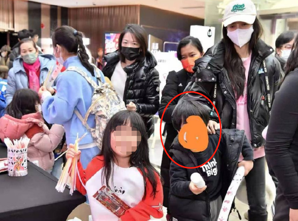 baby穿抹胸裙庆生太惊艳!皮肤白净光脚跪地,身形纤瘦无一丝赘肉