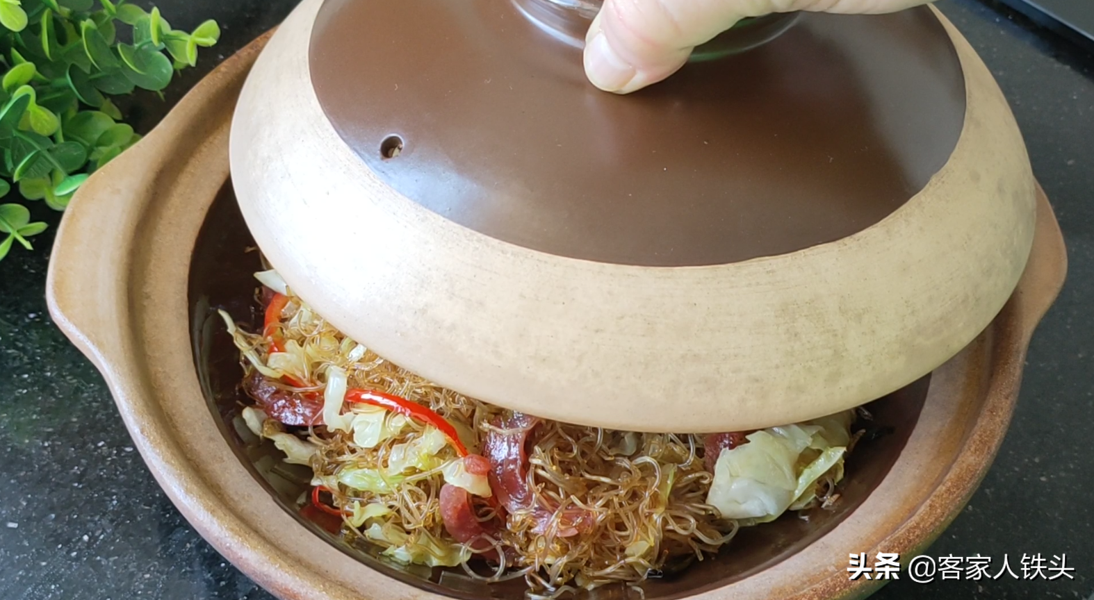 炒粉丝易起坨？小技巧教给你，3把粉丝炒一锅，喷香弹牙入味好吃