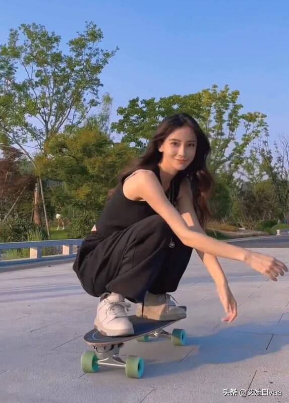Angelababy豪宅区玩滑板，穿露脐装长裤，窄腰细腿少女身材真窈窕