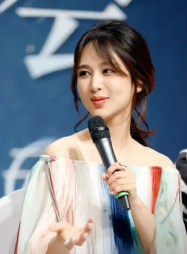 曾经土到掉渣，现今光彩照人的7位女星，个个是逆天改命