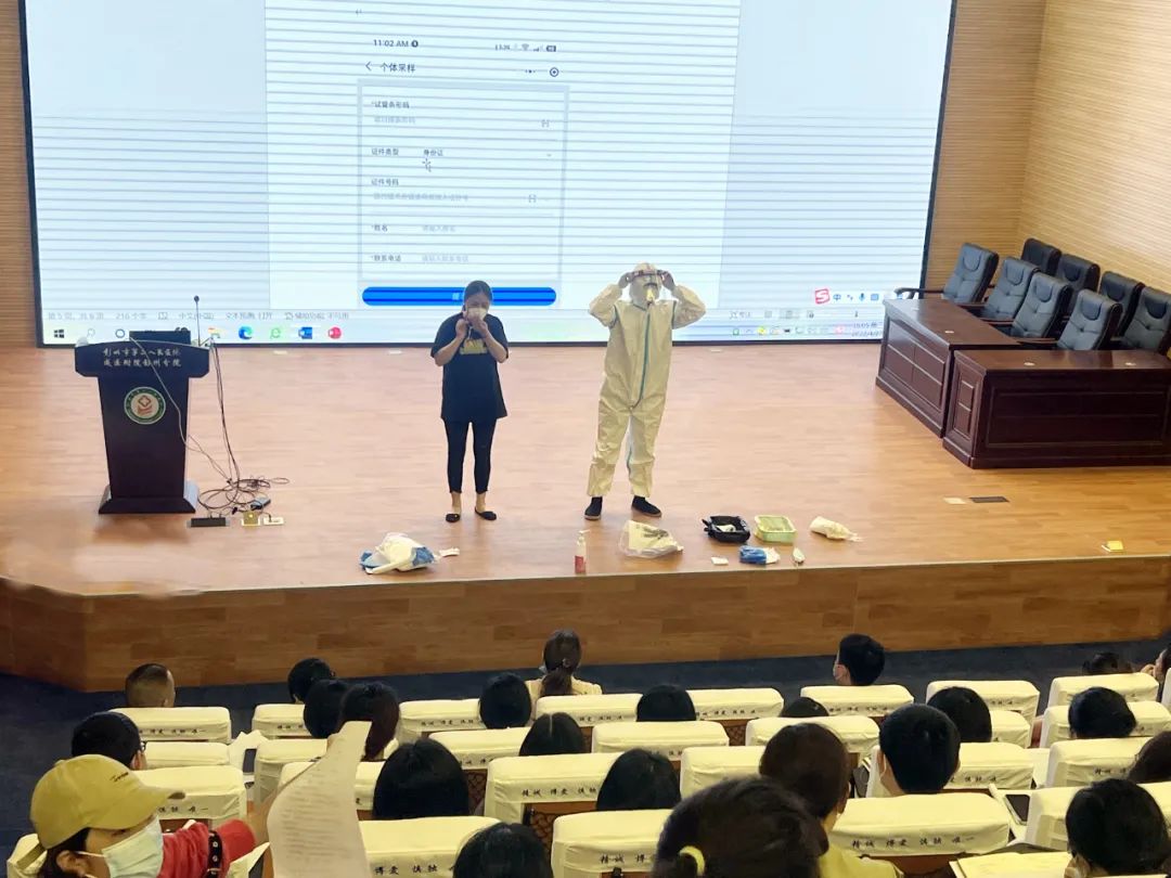 以“练”备战 彭州市二医院开展全院职工核酸采集及穿脱防护服培训