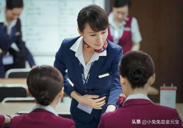 《中国机长》中的女乘务员，气质很出众