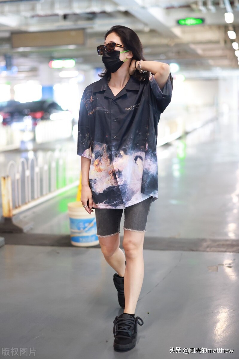 郭颖穿印花衬衫戴超大墨镜现身机场，大步流星气质高冷