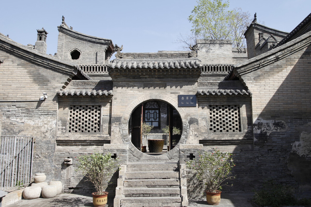 王家大院的景观非常的多,还是有不少看点的;比如:左右对称布局,中间由