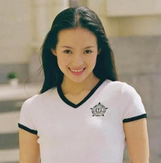 章子怡 上大学的时候的照片，那时就非常漂亮