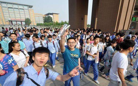 70年代高考试卷流出，难度让初中生笑弯了腰，网友感慨生不逢时