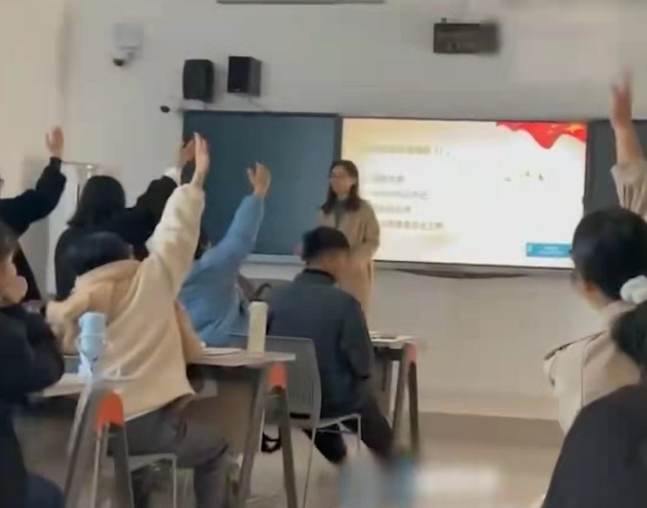 期末的大学课堂上，学生们积极举手“抢学分”，网友直呼太真实