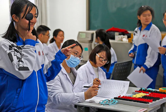 “近视眼”不能报考的5个专业，成绩再好也不行，考生要提前了解