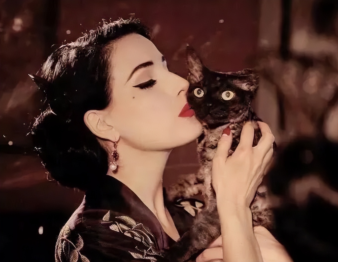 为美而活的最贵脱衣舞娘，身价10亿，英国王室向其发出邀请被拒