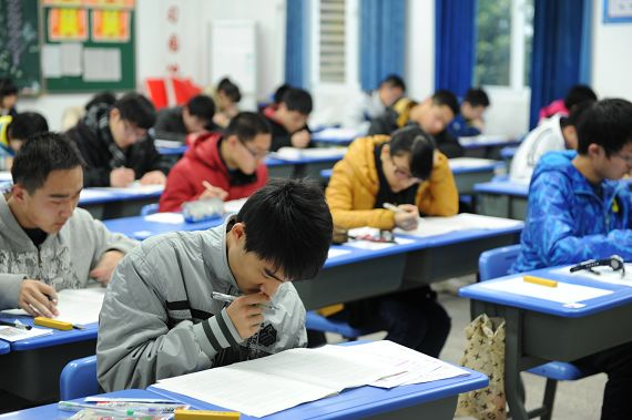 高考后才发现，普通班当鸡头与重点班当凤尾不同，差的不止是成绩